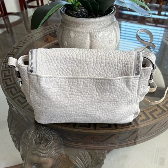 🤍🤍AIMEE KESTENBERG WHITE FLAP PEBBLED LEATHER CROSSBODY BAG!🤍🤍 - Picture 2 of 10